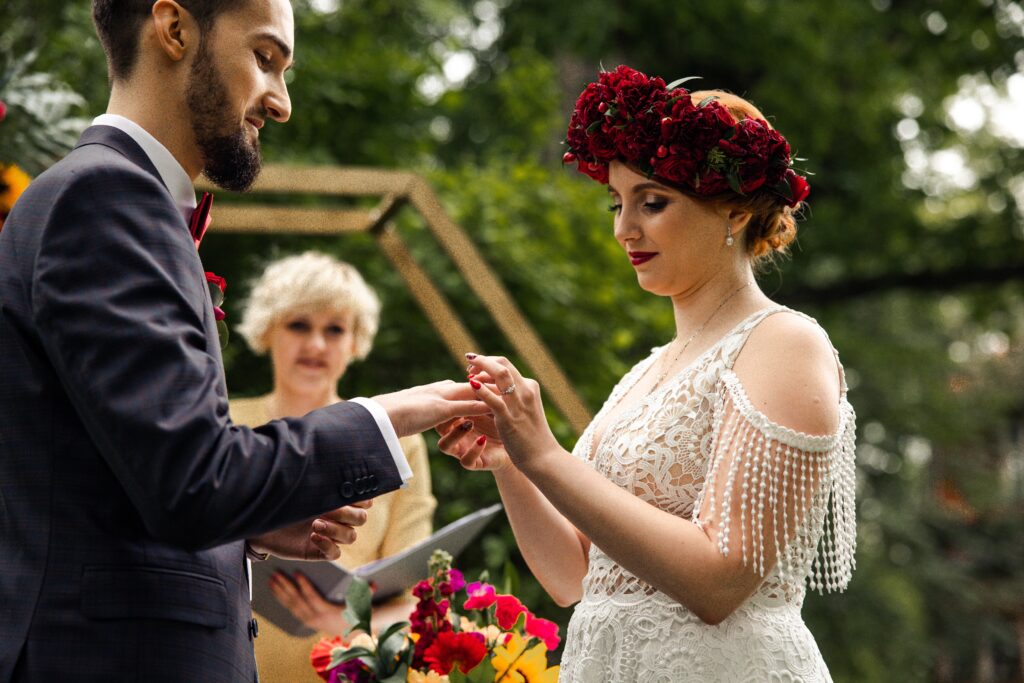 Obrączki - ślub w plenerze Kielce